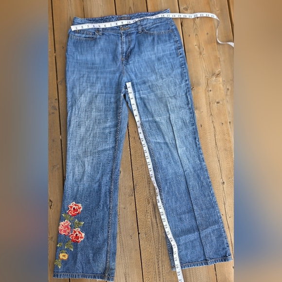 Liz Clairborne Boho Embroidered Jeans Size  12. Bootcut, good condition - Picture 4 of 11